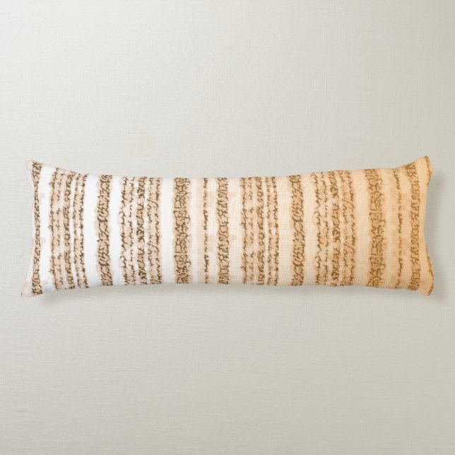 Ein verziertes, orangefarbenes und weißes Textilde Seitenschläferkissen (Vorderseite)