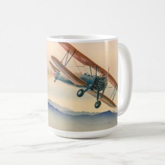 Ein Vintage-Stearman-Doppeldecker fliegt in die Ve Kaffeetasse