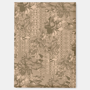 Ein Vintages Blumenmuster mit aufwändiger brauner Magnet