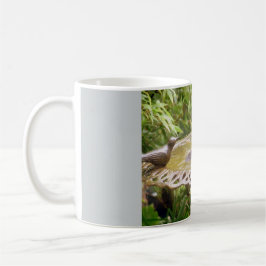 Ein Vogel in der bath-Tasse Tasse