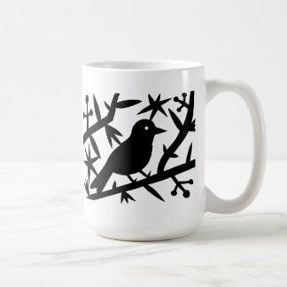 Ein Vogel in einem Baum denkend an einen Wurm Tasse