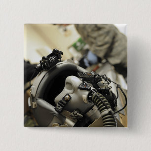 Ein völlig zusammengebauter Flug-Crewsturzhelm Button