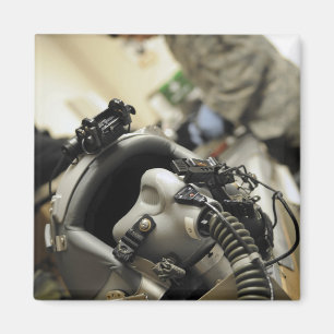 Ein völlig zusammengebauter Flug-Crewsturzhelm Magnet