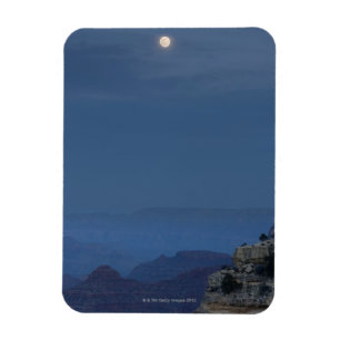 Ein Vollmond steigt durch einen Dämmerungshimmel Magnet