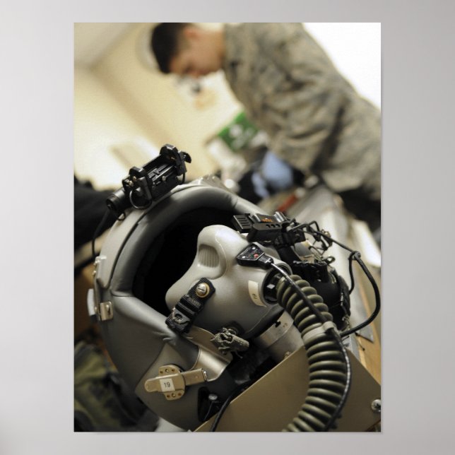 Ein vollständig montierter Helm für die Crew Poster (Vorne)