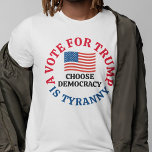 Ein Votum für Trump ist Tyrannei, die Demokratie w T-Shirt<br><div class="desc">Eine Stimme für Trump ist Tyrannei,  wählen Sie Demokratie. Ein patriotischer demokratischer T - Shirt für die Wahlen 2024 erinnerte die Wähler daran,  dass Donald Trump Verrat gegen die USA begangen hat. Ein amerikanisches Fahnendesign für einen Patrioten,  der gegen das republikanische Party ist.</div>