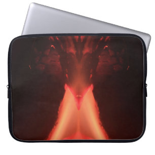 Ein Vulkan in Orange & Red Fire Laptopschutzhülle