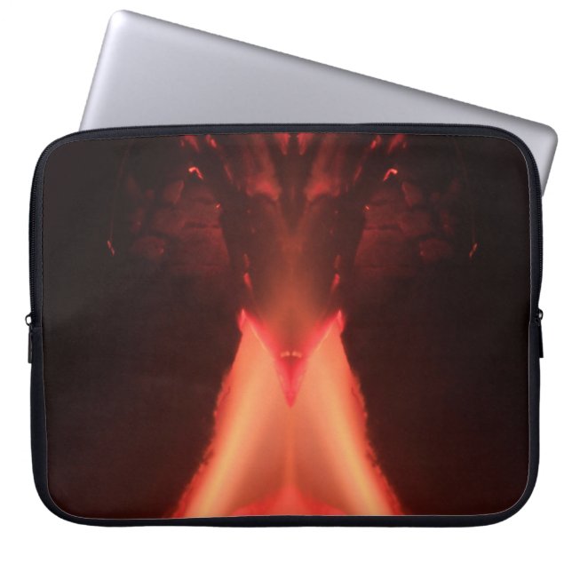 Ein Vulkan in Orange & Red Fire Laptopschutzhülle (Vorderseite)