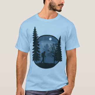 ein Wanderer, der einen Nachtwald durchquert T-Shirt