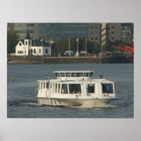 Ein Wasserbus in der Bucht von Cardiff