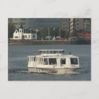 Ein Wasserbus in der Bucht von Cardiff