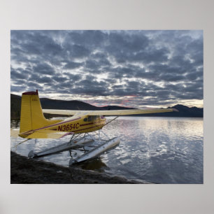 Ein Wasserflugzeug im malerischen Takahula Lake Poster