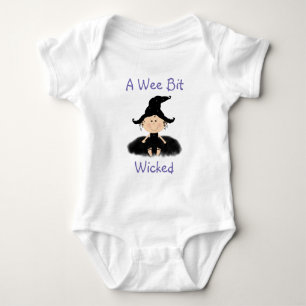 Ein wee biss geficktes kleines Halloween-Shirt Baby Strampler