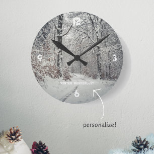 Ein Weg durch den verzauberten Winterwald Runde Wanduhr