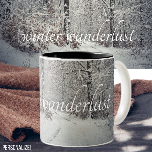 Ein Weg durch den verzauberten Winterwald Zweifarbige Tasse