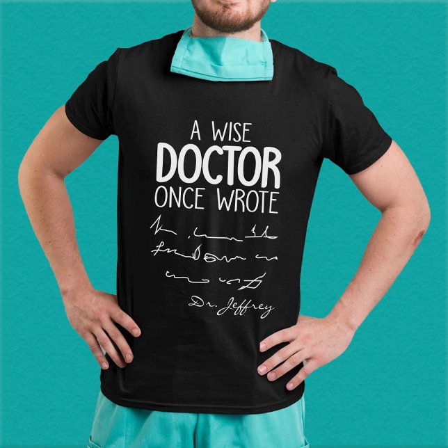 Ein weiser Arzt schrieb einmal - Funny Doctor Quot T-Shirt (Von Creator hochgeladen)