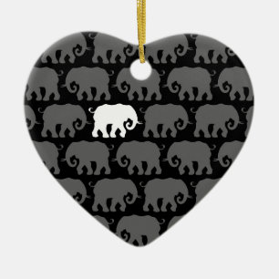 Ein weißer Elefant in einer Herde Keramikornament