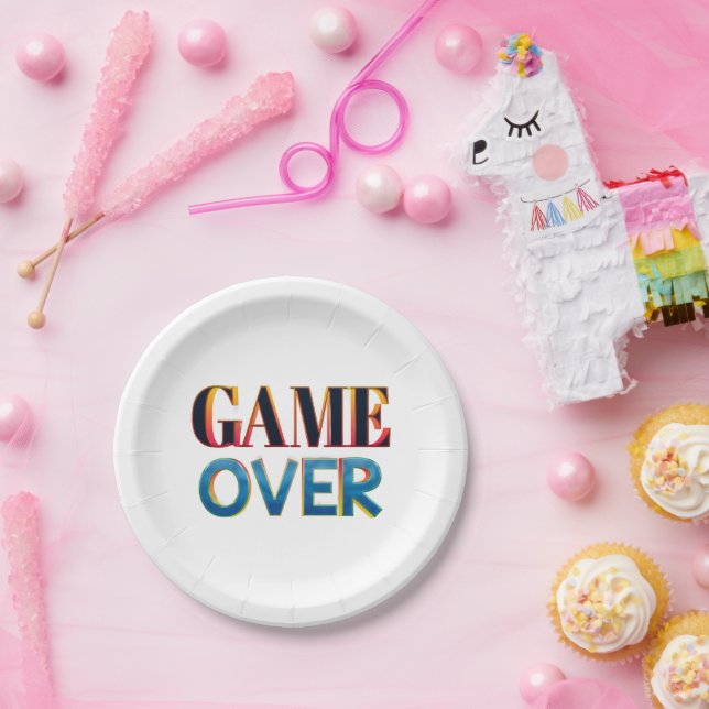 Ein weißer Pappteller mit "GAME OVER" in Fettschri (Party)