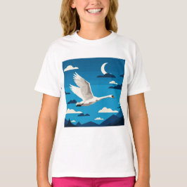 Ein weißer Schwan, der am Nachthimmel fliegt T-Shirt