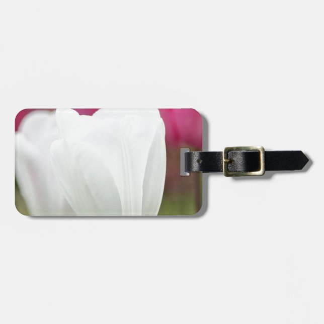 Ein weißer Tulip Gepäckanhänger (Vorderseite horizontal)