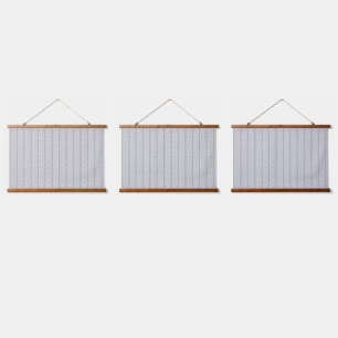 Ein weißes und graues geometrisches Muster füllt d Wandteppich Mit Holzrahmen
