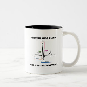 Ein weiteres Jahr älter mit einem starken Herzschl Zweifarbige Tasse