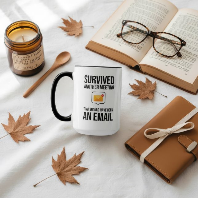 Ein weiteres Meeting überstanden, das eigentlich e Tasse (Primary product shot of the savage ‘Survived Another Meeting That Should Have Been An Email’ mug )