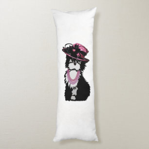 Ein Welpenhund ganz in rosa gekleidet Seitenschläferkissen