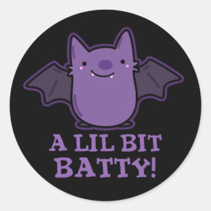Ein wenig Batty Funny Baby Bat Pun Dark BG Runder Aufkleber