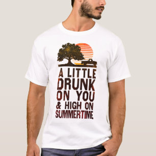 Ein wenig betrunkenes auf Ihnen und hoch auf T-Shirt