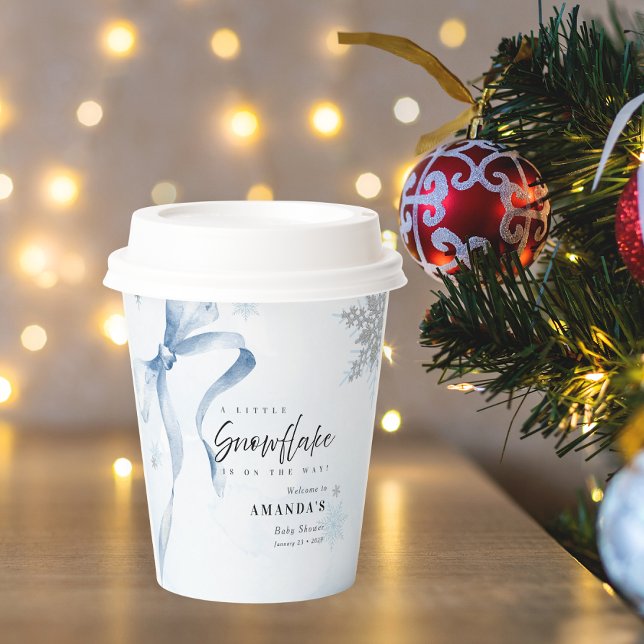 Ein wenig Snowflake Blue Bow Glitzer Babydusche Pappbecher (Von Creator hochgeladen)