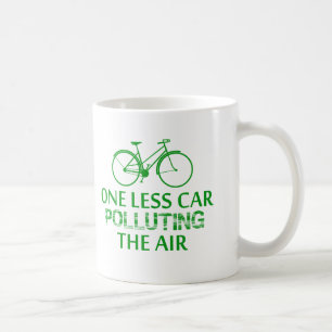 Ein weniger Auto, welches die Luft verunreinigt Kaffeetasse