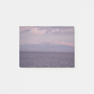 Ein Windpark an der Irischen See in der Nähe von L Post-it Klebezettel