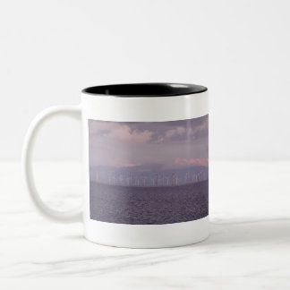 Ein Windpark an der Irischen See in der Nähe von L Zweifarbige Tasse