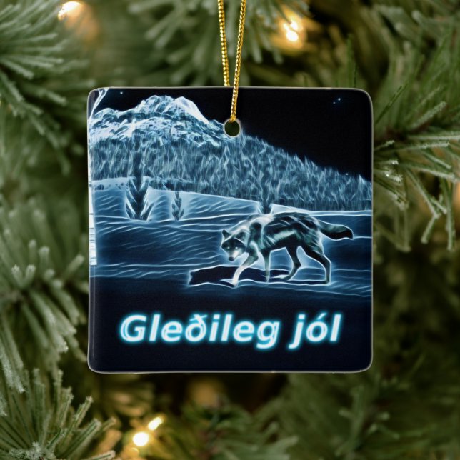 Ein Wolf auf Schnee - Gleðileg Jól Keramikornament (Baum)