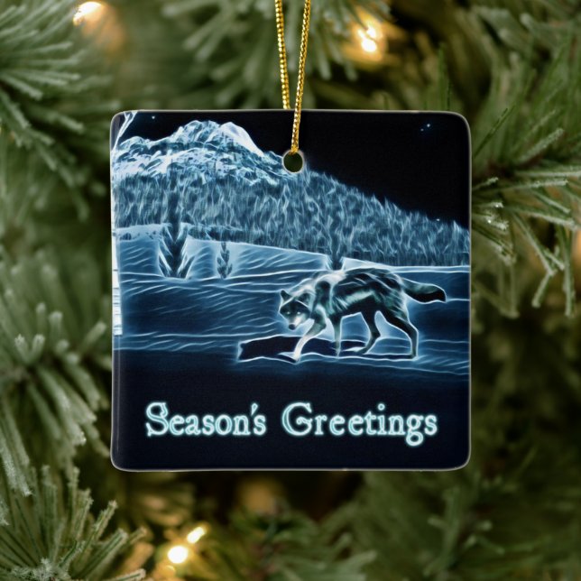 Ein Wolf im Schnee - Grüße der Saison Keramikornament (Baum)
