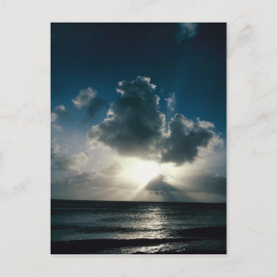 Ein Wolkenbruch an der Küste auf einer Postkarte