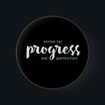 Ein Wort, das den Fortschritt inspirierend Zitat Button<br><div class="desc">Streben nach Fortschritt nicht Perfektion. Inspiration und motivierend Zitat- und Sprichwort-Design mit positiver Botschaft und Lebensmotto. Coole Typografie Kunstartikel für diejenigen, die nach einem Wort suchen, das Ihre Einstellung und Ihr gutes Leben bestimmt. Ideal für diejenigen, die lustige sarkastische Zitat, witzigen Spaß, sassy Haltung und Sarkasmus Liebe. Großartiges Weihnachtsgeschenk und...</div>