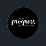 Ein Wort, das den Fortschritt inspirierend Zitat Button<br><div class="desc">Streben nach Fortschritt nicht Perfektion. Inspiration und motivierend Zitat- und Sprichwort-Design mit positiver Botschaft und Lebensmotto. Coole Typografie Kunstartikel für diejenigen, die nach einem Wort suchen, das Ihre Einstellung und Ihr gutes Leben bestimmt. Ideal für diejenigen, die lustige sarkastische Zitat, witzigen Spaß, sassy Haltung und Sarkasmus Liebe. Großartiges Weihnachtsgeschenk und...</div>