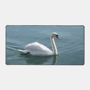 Ein wunderschöner Schwan, der auf dem Wasser schwe Schreibtischunterlage