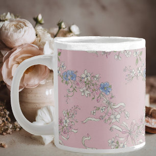 ein zartes Bouquet aus Wildblumen auf einem rosa H Jumbo-Tasse