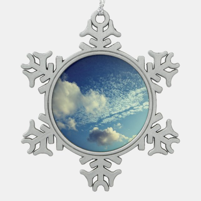 Ein zartes Wolkensprinkle Schneeflocken Zinn-Ornament (Vorderseite)