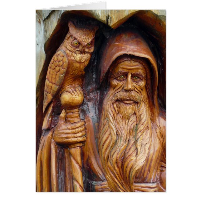 Ein Zauberer und eine Eule tauchen von der Höhle (Vorne)