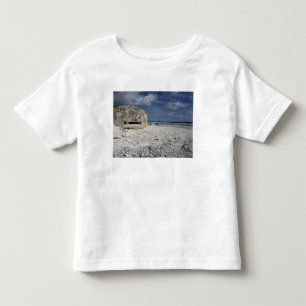 Ein zerbröckelnder Bunker Kleinkind T-shirt
