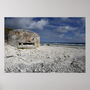 Ein zerbröckelnder Bunker Poster