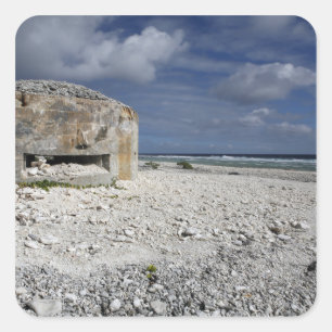 Ein zerbröckelnder Bunker Quadratischer Aufkleber