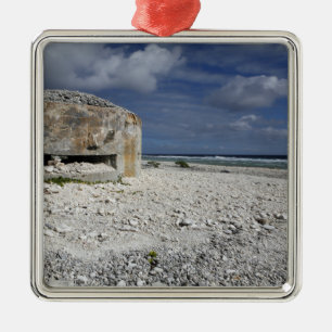Ein zerbröckelnder Bunker Silbernes Ornament
