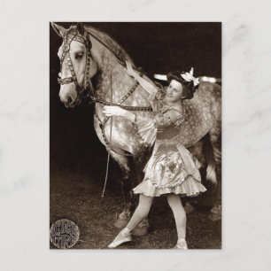 Ein Zirkusmädchen und Pferd Vintage Postkarte