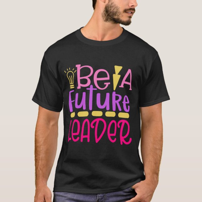 ein zukünftiger Führer sein-01 T-Shirt (Vorderseite)