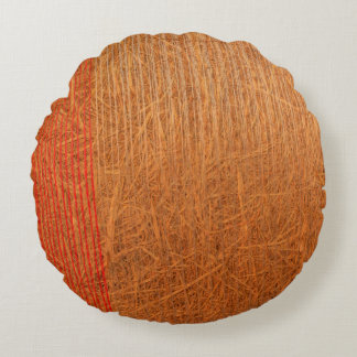 ein zylindrisches Heu auf einem Feld auf einem run Rundes Kissen